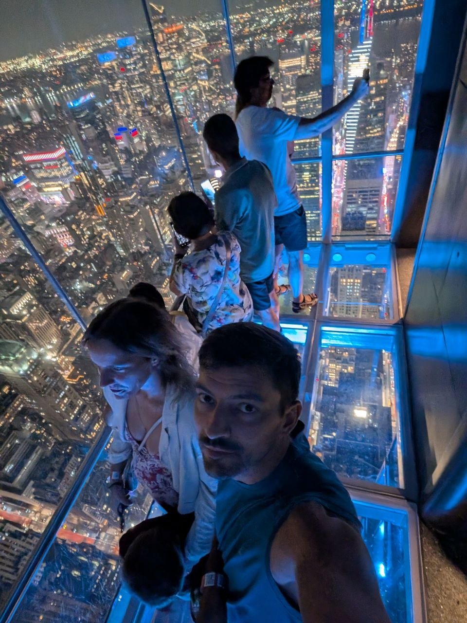 Vista noturna da cidade de Nova Iorque do piso de vidro do Summit One Vanderbilt
